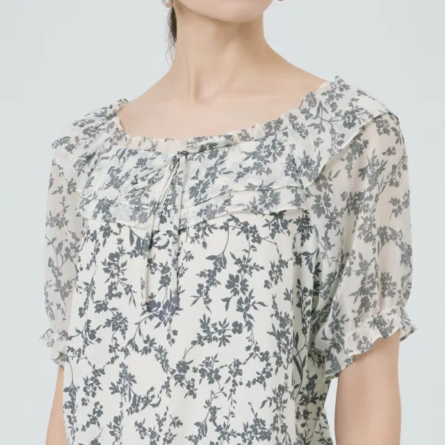 【ILEY 伊蕾】荷葉邊寬領綁帶印花雪紡上衣(灰；M-2L；1252071409)