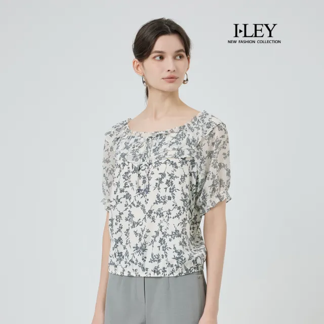 【ILEY 伊蕾】荷葉邊寬領綁帶印花雪紡上衣(灰;M-2L;1252071409)