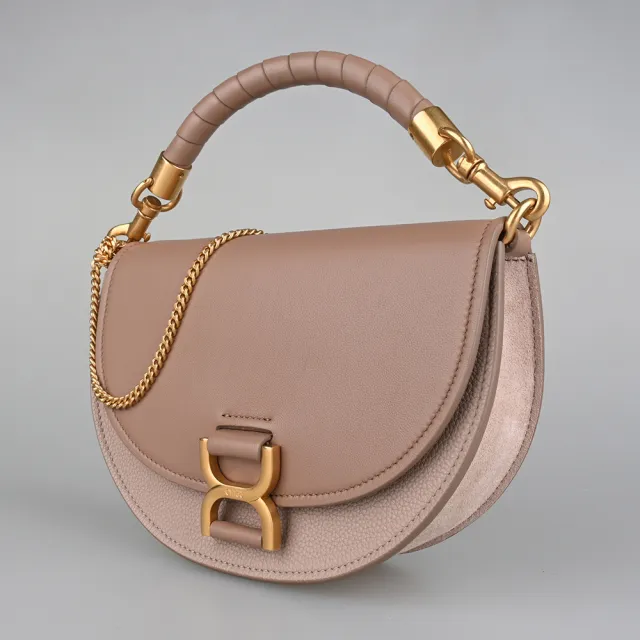 【Chloe’ 蔻依】CHLOE Marcie 雷刻LOGO小牛皮拼接小羊皮吸扣斜背包(奶茶)