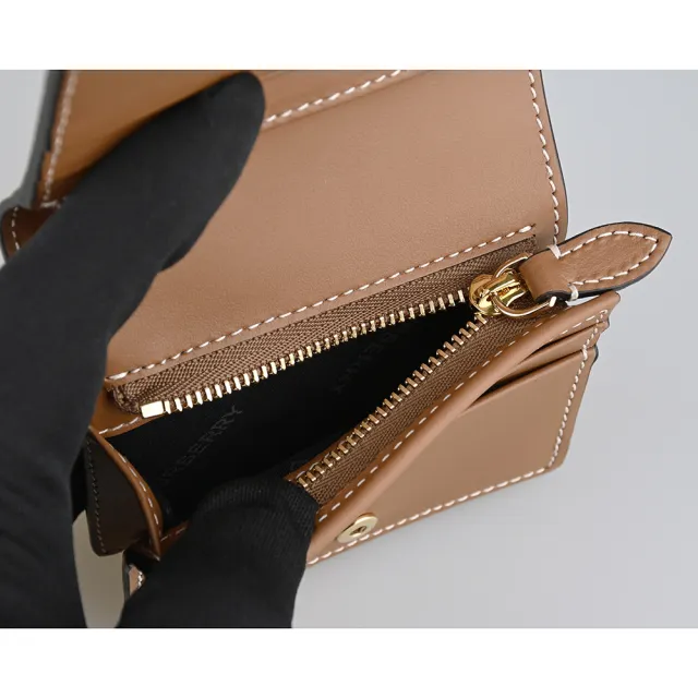 【BURBERRY 巴寶莉】BURBERRY 金釦刻印LOGO小牛皮拼格紋PVC 4卡釦式對折短夾(典藏米x棕)