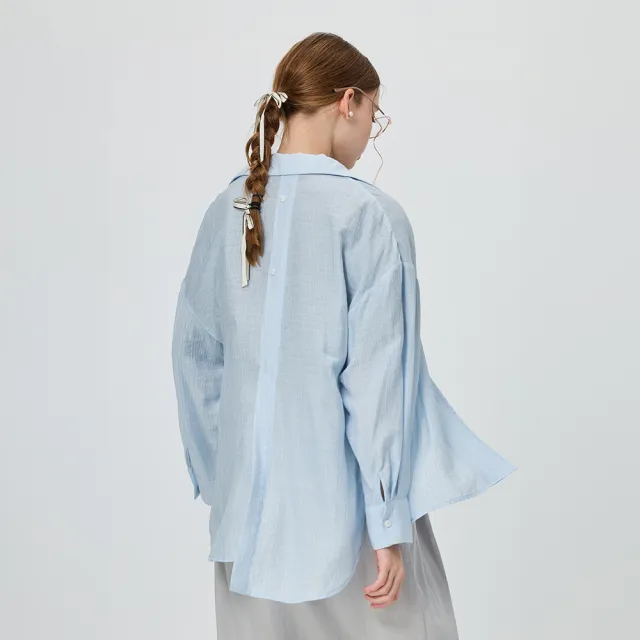 【OUWEY 歐薇】西裝領大版落肩暗條襯衫(淺藍；S-L；3251231501)