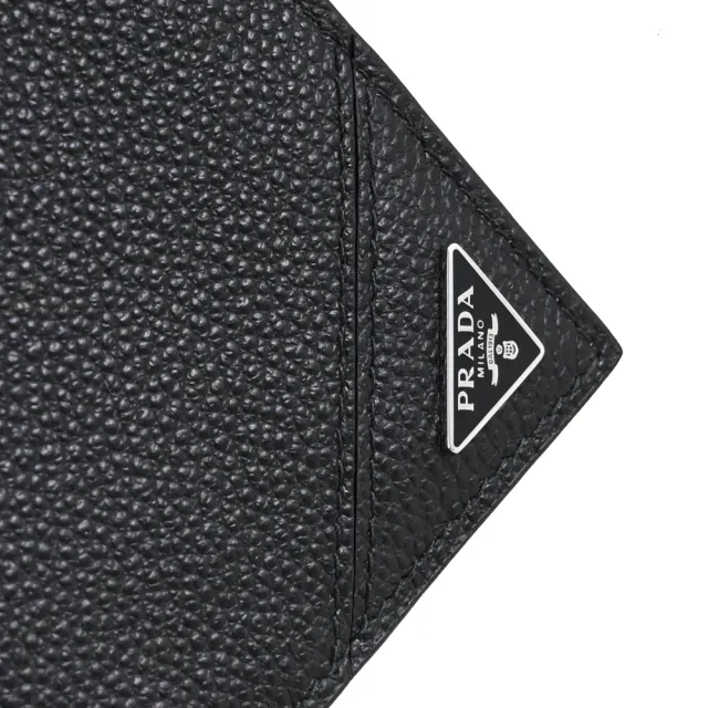 【PRADA 普拉達】簡約經典三角LOGO荔枝牛皮三折簡易小短夾(黑)