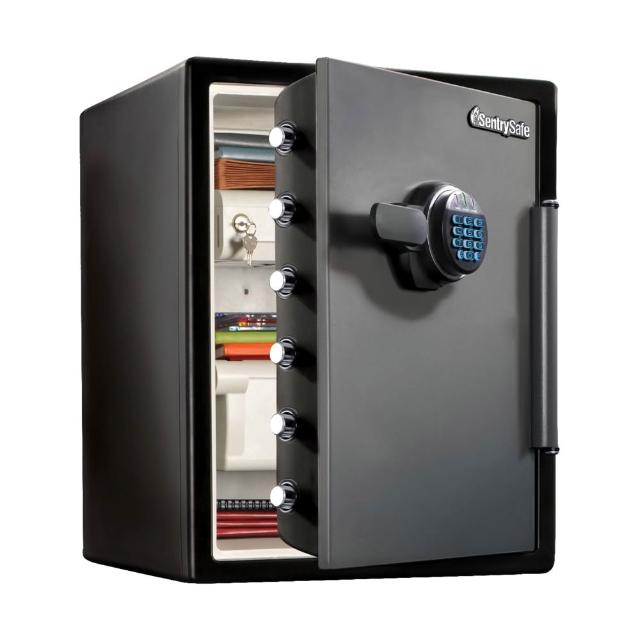 SENTRYSAFE SFW205FYC 防火型保險箱，美國原裝進口，採用數字密碼鎖設計，重量56.6kg，尺寸H60.3 x W47.2 x D49.1 cm，提供強大防火保護。內含抽屜、主副鑰匙、保固卡及說明書，電池供電，適合存放重要檔案與貴重物品。新品瑕疵保固，確保安全無虞。