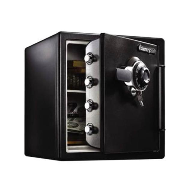 SENTRYSAFE SFW123DTB 防火型保險箱，美國原裝進口，採用數字密碼鎖設計，提供最高安全保障。尺寸為高45.3 x 寬41.5 x 深49.1 cm，重量40 kg，適閤家庭或辦公室使用。特殊防火功能，能有效保護檔案、珠寶和貴重物品。內容物包含隔板、主鑰匙、副鑰匙、保固卡及說明書，以電池供電。新品瑕疵保固，確保品質可靠。