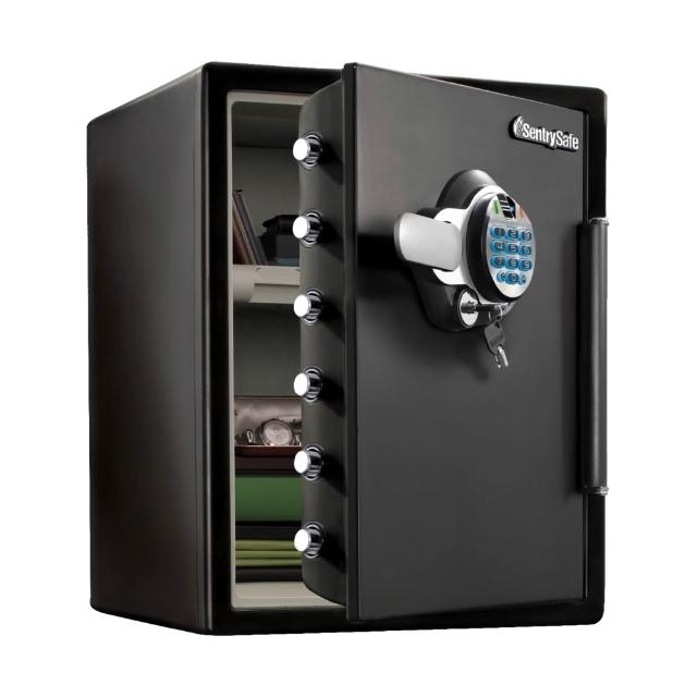 SENTRYSAFE SFW205BXC 型防火保險箱，採用指紋與密碼雙重設計，產自美國，重量56.6kg，尺寸H 60.3 x W 47.2 x D 49.1 cm。內含抽屜、主副鑰匙、保固卡及說明書，使用電池供電，提供新品瑕疵保固，確保檔案與貴重物品安全存放。
