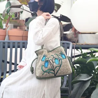 【LOEWE 羅威】限定經典精緻徽章LOGO印花刺繡花朵束口斜背包(酪梨綠)