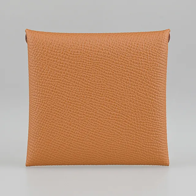 【Hermes 愛馬仕】HERMES Bastia 內裡烙印LOGO粒面小牛皮壓釦方形零錢包(焦糖棕)