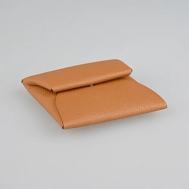 【Hermes 愛馬仕】HERMES Bastia 內裡烙印LOGO粒面小牛皮壓釦方形零錢包(焦糖棕)