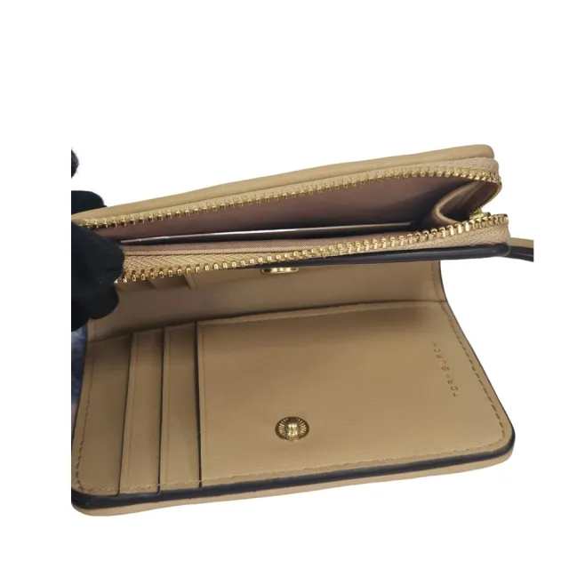 TORY BURCH KIRA CHEVRON 雙T金屬LOGO壓紋釦式短夾 奶茶色(贈原廠紙袋)