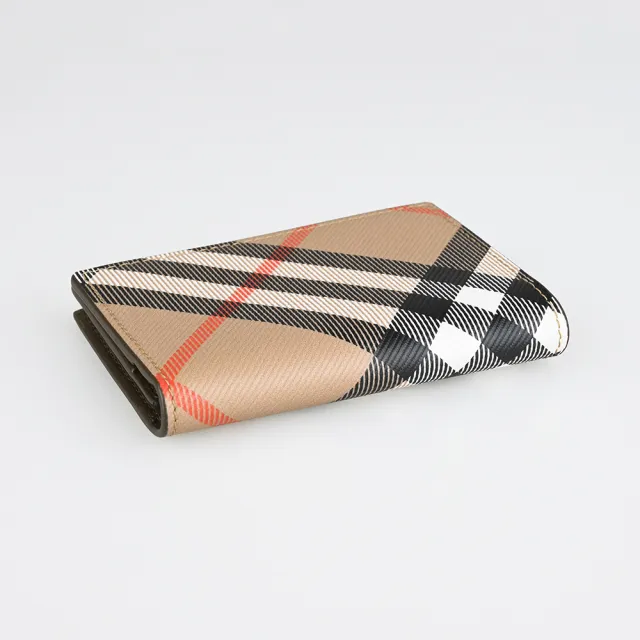 【BURBERRY 巴寶莉】BURBERRY 內壓印LOGO塗層帆布內搭小羊皮對折卡片夾(沙棕)