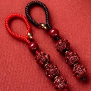 【時尚巴黎】現貨+預購 汽車掛飾車內吊墜(轉運除穢淨化招財開運本命年硃砂三合六合生肖平安24款74lh45)