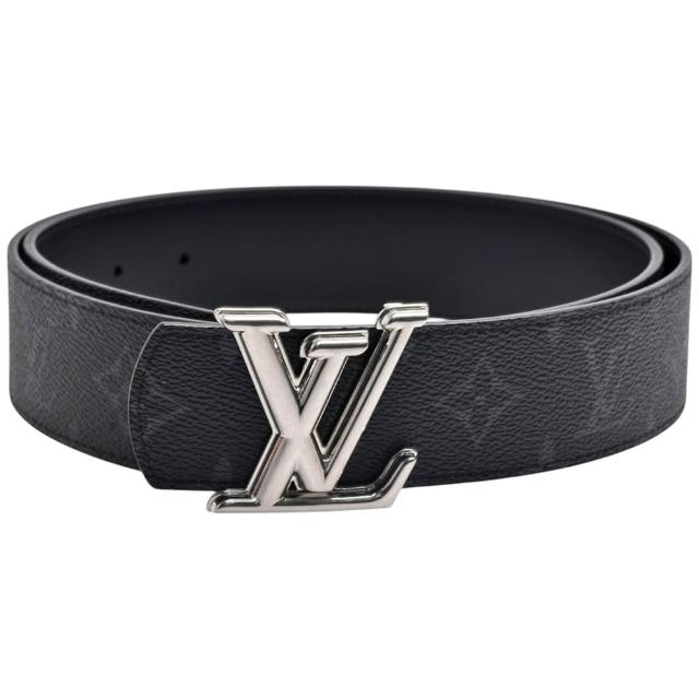 LV LOUIS VUITTON路易威登 M8846U Dimension 40 經典 Eclipse 帆布銀釦雙面腰帶/皮帶 這款LV LOUIS VUITTON M8846U Dimension 40經典Eclipse帆布銀釦雙面腰帶/皮帶,融合創新、奢華與街頭風格,以獨特的搭扣金屬件設計展現品牌經典工藝。雙面帆布質感搭配銀色鈕扣,不僅時尚百搭,更展現LV的高階製造技術與獨特品牌魅力。
