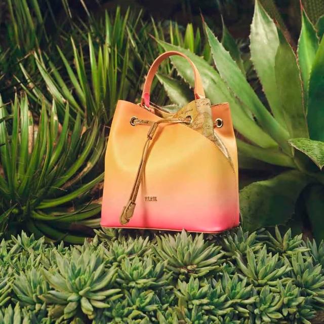 【Alviero Martini】義大利地圖包 漸層水桶包24cm(橘粉色)