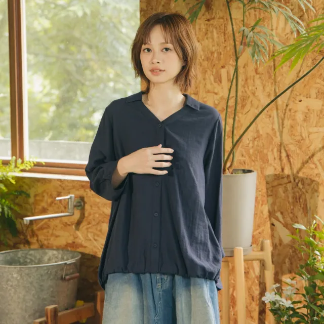 【MOSS CLUB】假兩件下襬抓皺V領襯衫(藍 白 卡/魅力商品)