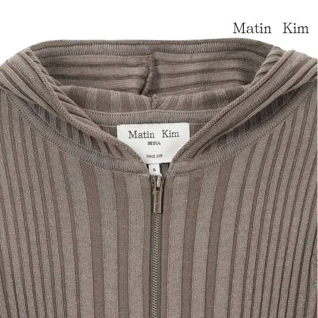 【MATIN KIM】官方旗艦 LOGO破損細節修身連帽針織衫(卡其棕)