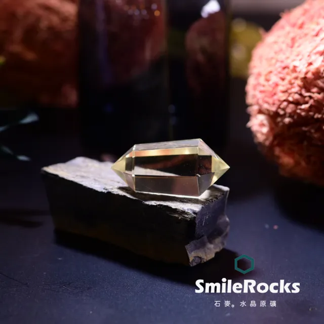 【SmileRocks 石麥】石麥水晶原礦 手工刻面雙尖黃水晶柱No.625340928(木化石底板)