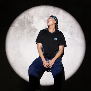 【Batman x Lee】男裝 短袖T恤｜蝙蝠俠 脇邊印花｜季節性版型 ｜氣質黑(LB502100K11)