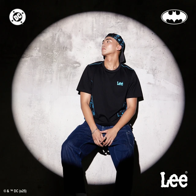 【Batman x Lee】男裝 短袖T恤｜蝙蝠俠 脇邊印花｜季節性版型 ｜氣質黑(LB502100K11)