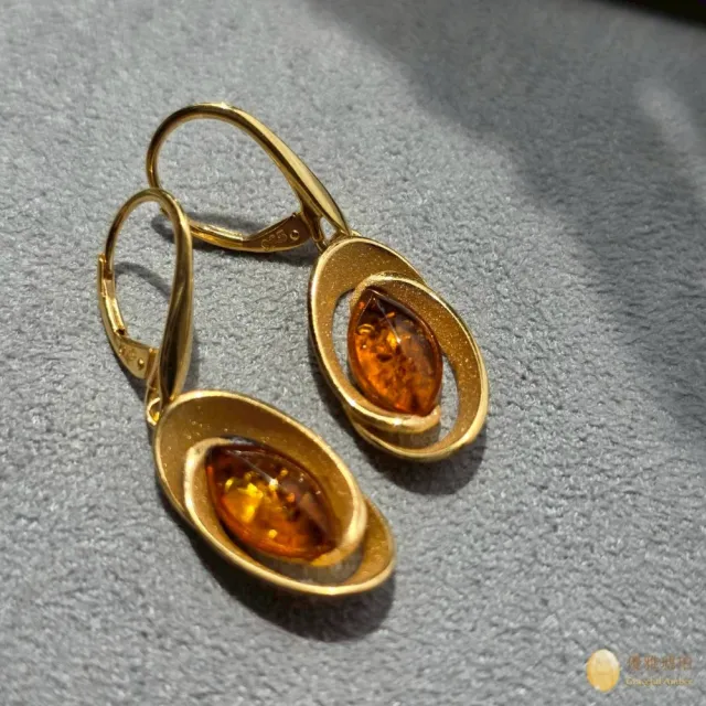 【優雅琥珀】來自波蘭 馬眼型干邑色琥珀 鍍金耳環(立體設計 925銀鍍金與磨砂雙料設計)