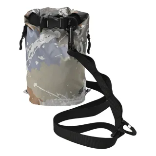 【KIU】日本 小水桶防水包 斜背包 側邊有登山扣和菊花繩(363-508 螺旋拚織)