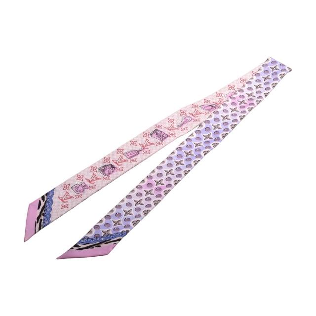 全新 LOUIS VUITTON 路易威登 M76110 經典 Bandeau BB Bubble Glam 真絲領巾，紫色系與粉紅色系可選，採用高品質真絲材質，適合女性佩戴，並附原廠包裝盒，來自歐洲產地，展現品牌經典設計與奢華風格。