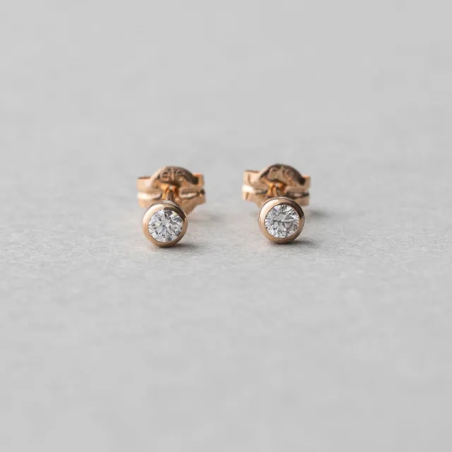 【ete】K18 經典單鑽包鑲鑽石耳環-0.10ct(金色 玫瑰金色)