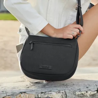 【Travelon】Metro 3層防盜斜背馬鞍包 石墨黑  / 側背包 斜背包 背帶包 防割防搶 出國 年末送禮