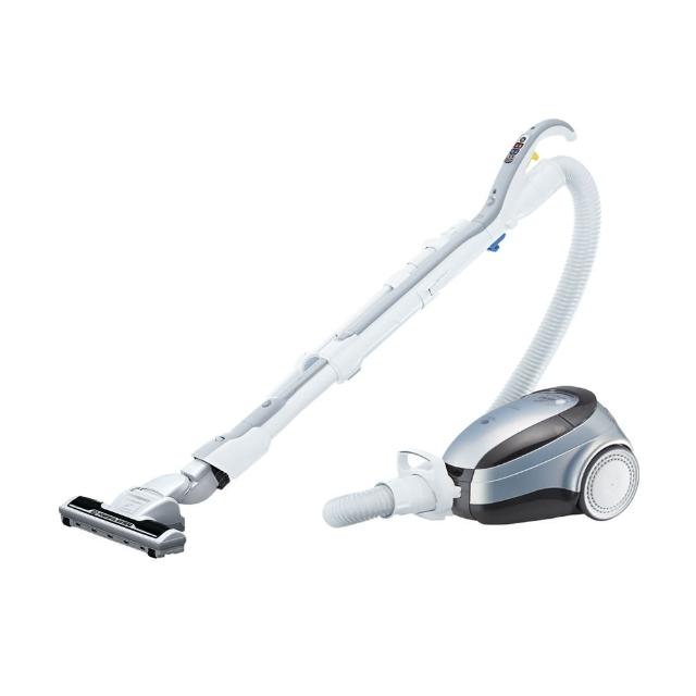  HITACHI 日立 CVSK11T 圓筒式吸塵器，採用日本原裝製造，銀色系設計優雅，適合110V電壓使用。搭載0.4L大容量集塵筒，重量僅5kg（含標準附屬品），尺寸330×255×219 mm，輕鬆清潔家居。具BSMI認證（R31270），提供1年保固，強勁吸力有線款式，理想的家用圓筒真空吸塵器選擇。 