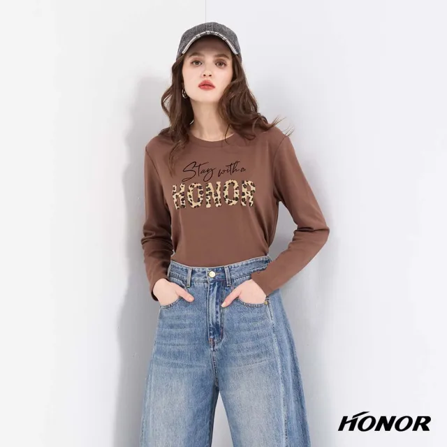 【HONOR 山形屋】出清品 品牌立體豹紋微絨字母圓領上衣-咖(限定出清)