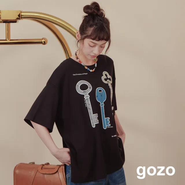 【gozo】鑰匙圖鑑斑紋印花下擺開衩T恤(兩色)