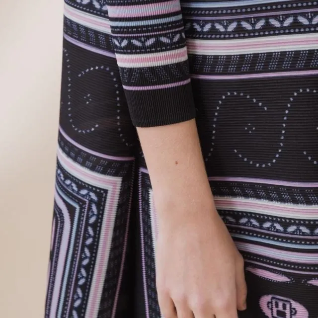 【YUTZUYA 優姿雅】織紋幾何圖案摺衣洋裝(七分袖/高彈力/修身傘襬/寬鬆版型)