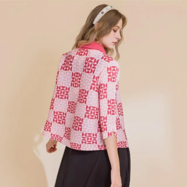 【YUTZUYA 優姿雅】青春蜜桃色窗花圖騰寬版壓褶外套(三宅風/高彈壓褶/七分袖/襯衫上衣/印花/開襟圓釦)
