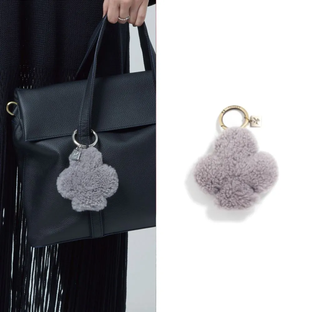 【PEPPER’S】交換禮物 FLUFFY 梅花羊羔毛掛飾 - 焦糖棕/格雷灰(掛飾 包包吊飾 配件)
