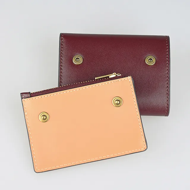 【COACH】COACH Essential古銅C字LOGO撞色小牛皮5卡按釦式卡片零錢短夾(酒紅x多色)