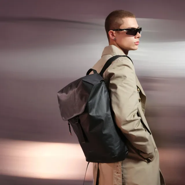 【GASTON LUGA】Lightweight DuoSeal Flap Backpack 14吋後背包(包包 男包 包袋 收納 筆電)