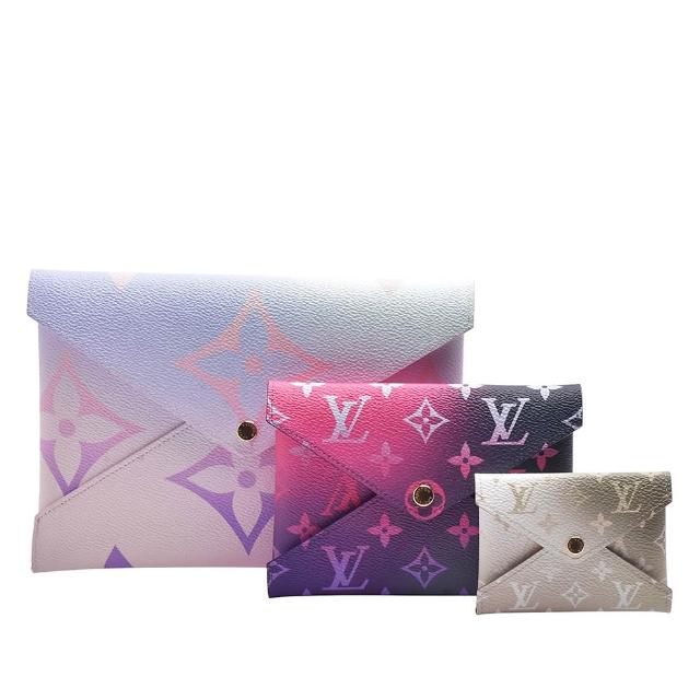 LV路易威登M81271經典Monogram塗層帆布印花信封造型三合一收納包，以優雅的英文字母圖案點綴，結合高質皮革材質，展現歐系精品風格。多色選擇，適合女性日常搭配，兼具實用與時尚感，是百貨專櫃限定款，完美收納與風格兼具的時尚配件。