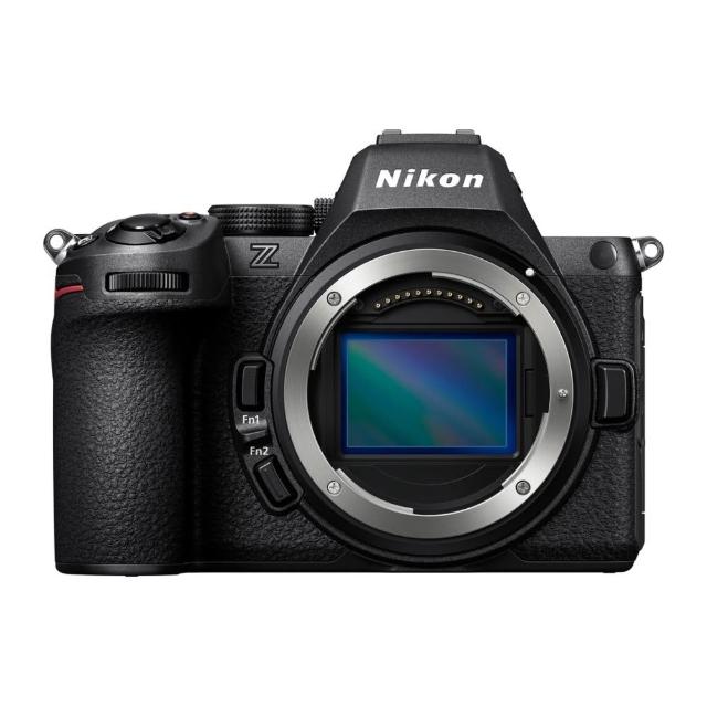 Nikon Z5 II 是一款全片幅微單攝影機,搭載 2001 萬畫素 CMOS 影像感應器,內建 5 軸影像穩定系統,支援 9 類主體偵測與追蹤 AI 驅動的影像與場景辨識。具備 10EV 低光源自動對焦功能,並附贈 128G V60 記憶卡、貼紙與蔡司鏡頭。機身尺寸為 134 x 100 x 72 mm,重量約 620 克,符合 BSMI 許可字號 R33697。 Nikon尼康 Z5 II
