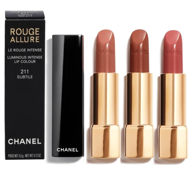 CHANEL香奈兒超炫耀的唇膏系列，3.5g任選一款，包含209知已(榛果棕)、211敏銳(米紅色)、212特色(栗子棕)三款經典色號，專櫃級質感，適合各種膚質，提供長效持色與豐潤潤澤效果，國際航空版設計輕便實用。