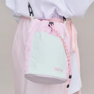 【plain-me】卡肉聯名SAAKO防潑水 輕量鋪棉水桶包 SAA3013-241(防水包 男女包 斜背包 櫻花粉)