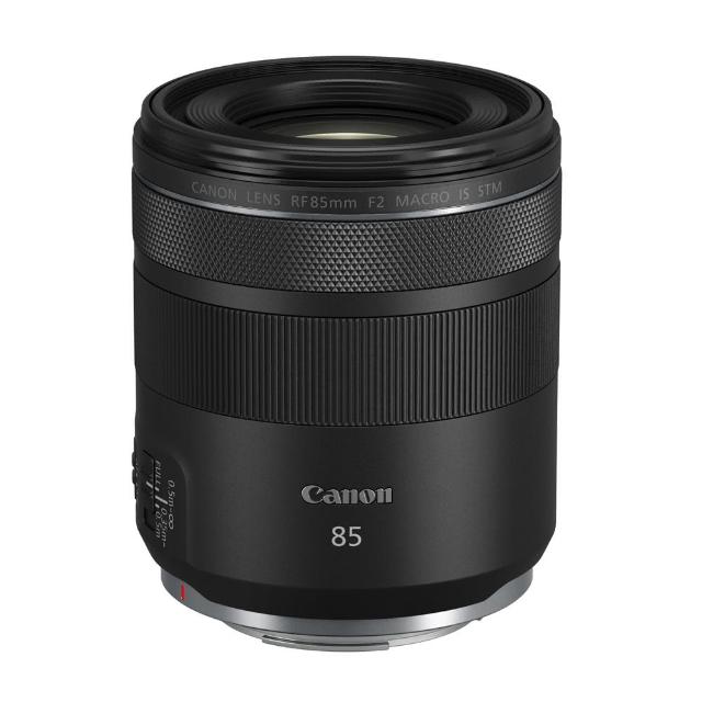  Canon 佳能 RF 85mm f/2 Macro IS STM 是RF系列專業鏡頭，重量僅401g~600g，適合Canon RF卡口無反相機。具備標準定焦、望遠定焦及微距功能，支援1:1微距拍攝，內建IS影像穩定及STM步進馬達，確保清晰銳利影像。公司貨來源，提供3年原廠保固（需登入），詳細請參考Canon臺灣官網 https://tw.canon/zh_TW/consumer，客服專線0809-022-888（行動電話02-66306805）。完美適用人像、微距及遠距攝影，專業級選擇！ 