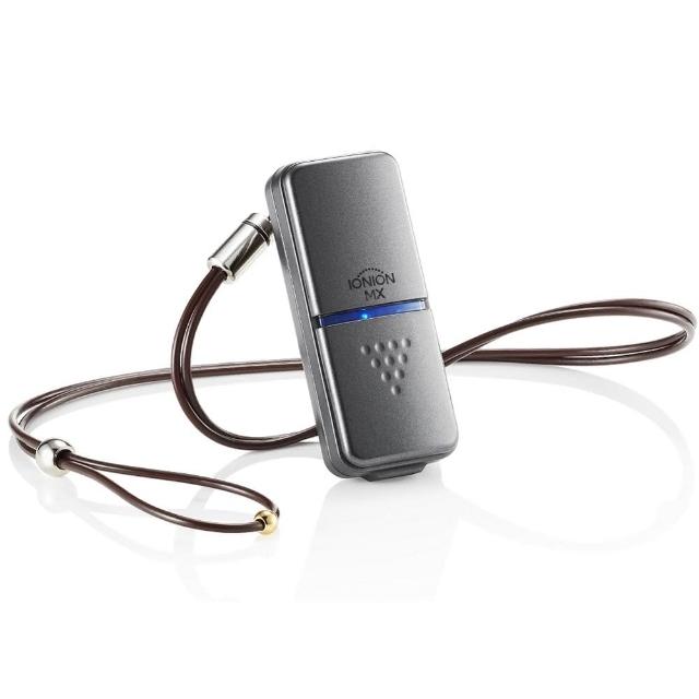 IONION MX 是一款日本原裝進口負離子個人空氣清淨機,無需濾網設計,灰色系輕巧機身僅20g,尺寸25x65x15mm,內建電池供電,噪音0dB超靜音,適用個人25cm內空間。具負離子功能,每小時產生大量負離子改善空氣品質,低功耗0.02W,配件含說明書,BSMI R39717認證,1年保固。完美適合隨身攜帶,提升個人健康環境。 IONION MX 負離子個人空氣清淨機 灰色日本製造 超輕20g 無噪音0dB 適用25cm內 1年保固