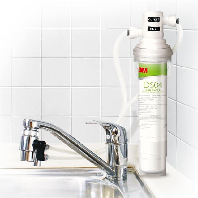  3M DS04 長效型DIY淨水器專用替換濾心（型號：3DS-F004-5），2入組設計，提供總濾水量高達4000公升，每分鐘最大流速1.9公升。高效濾芯採用先進過濾技術，適閤家庭DIY淨水器使用，直徑4.2 x 高24 cm，重量約197g，臺灣製造，確保飲用水安全潔淨。新品瑕疵保固，讓您輕鬆更換，維持優質淨水效能。 
