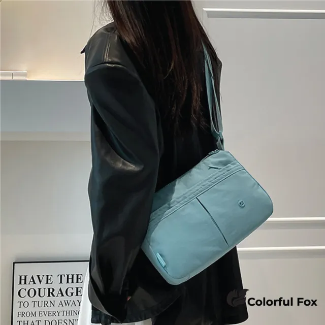 【Colorful Fox】日系百搭簡約多層大容量防水斜跨包 側背包(灰/粉/橘/綠/藍/紫/黑)