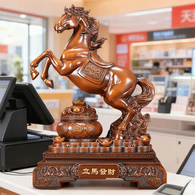 DYT】32CM高檀木色立馬發財擺件(馬擺飾/馬年/吉祥物/生肖擺件/樹脂擺件