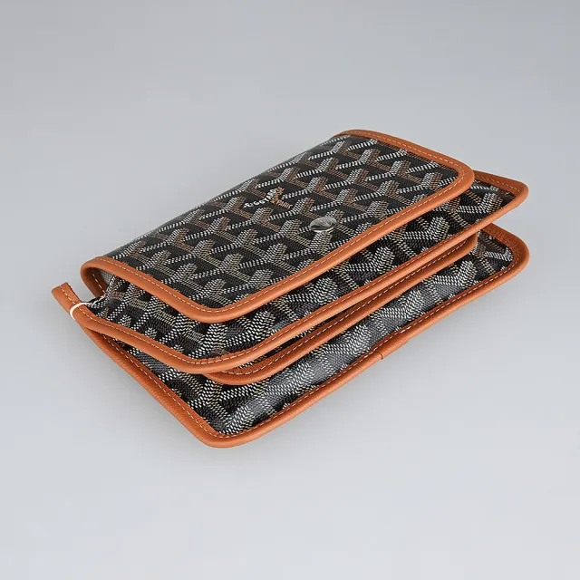 【GOYARD 高雅德】GOYARD PLUMET Y字花紋LOGO塗層帆布搭小牛皮釦式三層斜背包(黑x棕褐)