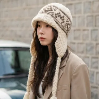 【HaNA 梨花】北歐織光 Studio雪花緹花長辮護耳帽(雪花 毛帽)