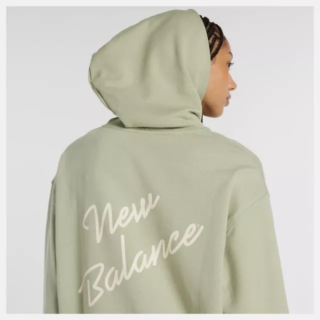 【NEW BALANCE】NB 草寫字連帽上衣 連帽上衣 帽T 運動 休閒 女 綠色(WT53906GAS-F)