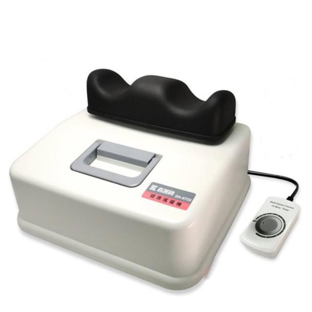 嘉麗寶 SN-9702 嘉麗寶 SN-9702 抖抖機/搖擺機,專為小腿、大腿、臀部設計的震動式按摩神器,臺灣原裝製造米色系,尺寸35×30×24cm,重量僅5kg,插電式電源110V/60Hz,40W低功率運作,無遙控器操作簡單,1年保固。舒緩下肢疲勞,提升迴圈,適合居家使用,BSMI無須檢驗安全可靠。