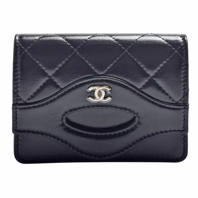 【CHANEL 香奈兒】經典金色雙C LOGO菱格油蠟牛皮暗扣翻蓋零錢包/卡夾(黑色AP3654C-BLK-GP)
