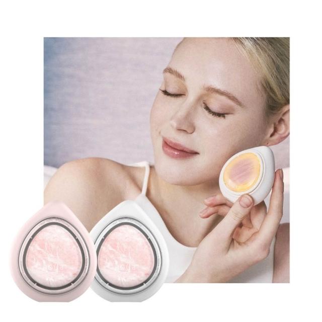 NUEVA AQUA 水水蛋造型美容儀,臺灣原廠製造,專為臉部與眼周按摩設計。具溫熱功能、匯入效果與微震動模式,幫助肌膚吸收保養品,提升彈性與亮白。充電式設計,輕鬆在家DIY spa。尺寸570x470x353mm,重量212g(不含包裝),顏色水水蛋-白/水水蛋-粉。含1年保固,適合日常臉部眼周保養,提升保濕與舒緩效果。SEO 關鍵:NUEVA AQUA美容儀、溫熱臉部按摩、匯入微震動儀器、臺灣美容家電。 NUEVA AQUA